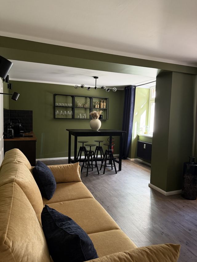 Offener Wohn- und Essbereich mit Bar-Tisch im Amazing Apartment