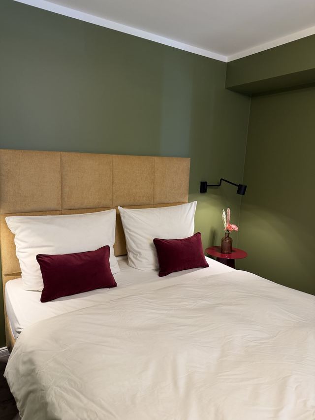 Doppelbett mit Polsterkopfteil im Amazing Apartment