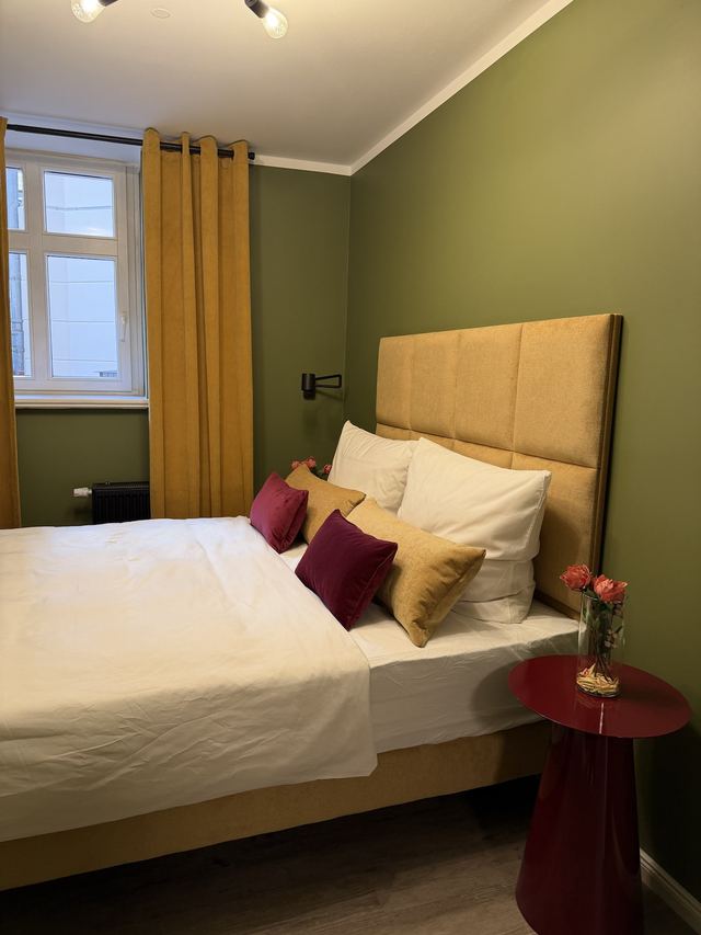 Schlafzimmer mit Doppelbett im Fantastic Apartment am Kollwitzplatz