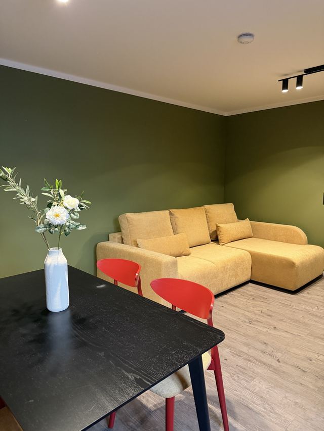 Wohnzimmer mit Schlafcouch und Essplatz im Fantastic Apartment