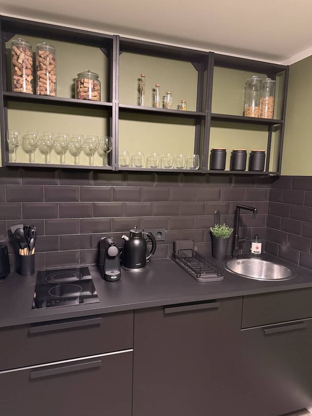 Küche mit Nespresso-Maschine im Fantastic Apartment, Prenzlauer Berg
