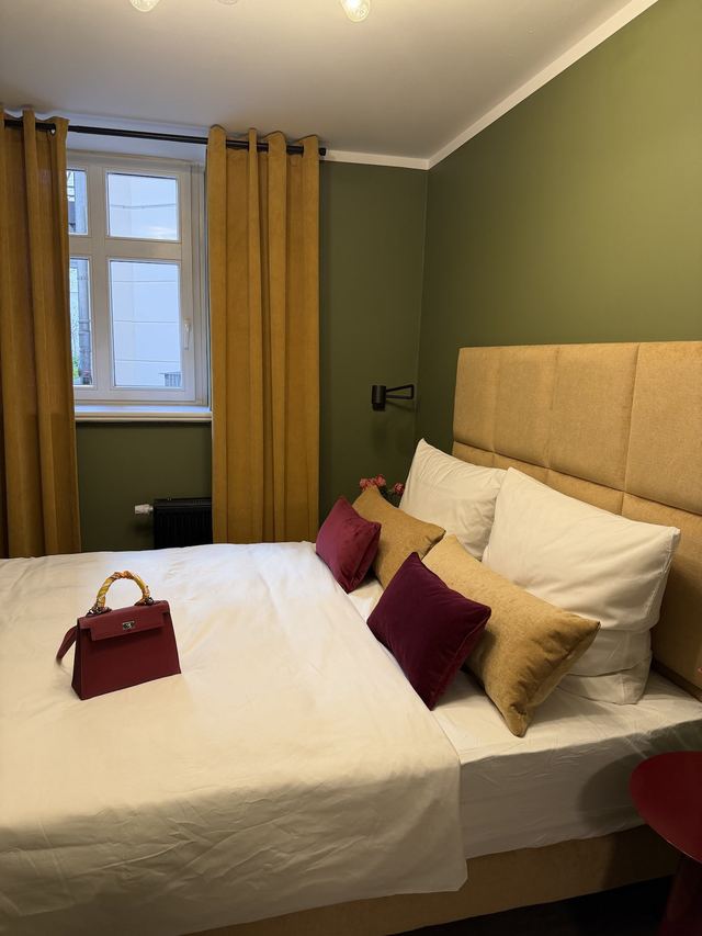 Doppelbett mit Polsterkopfteil im Fantastic Apartment