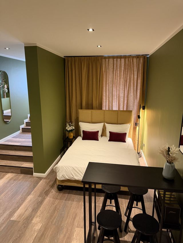 Sleeping area with double bed and table in the Heaven in Berlin apartment