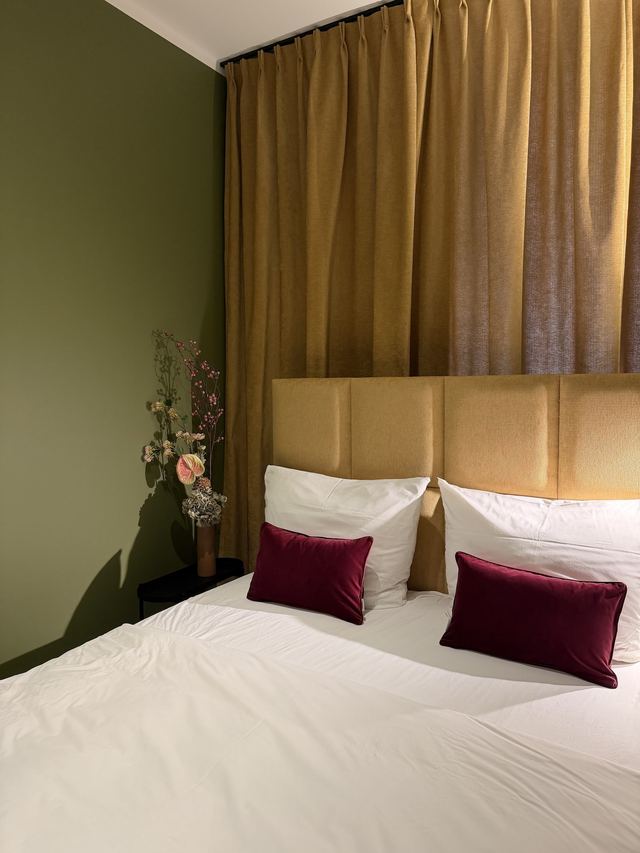 Doppelbett mit Kissen im Apartment Heaven in Berlin, Prenzlauer Berg