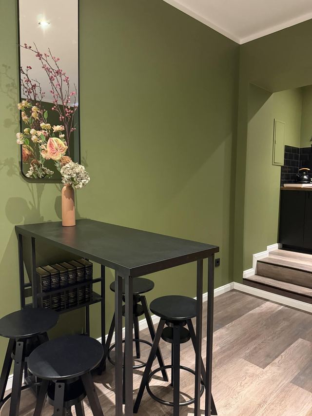 Bar-Tisch mit Hockern im Heaven in Berlin Apartment