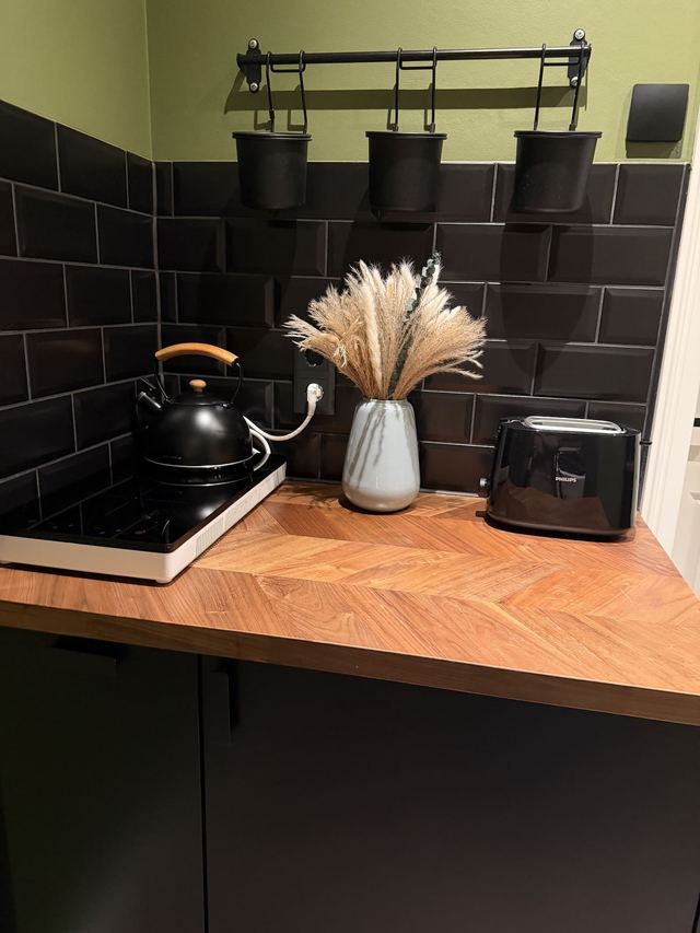 Küchenzeile mit Wasserkocher und Toaster im Heaven in Berlin Apartment