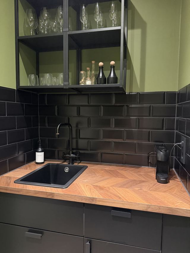 Küche mit Spüle und Gläserregal im Heaven in Berlin Apartment