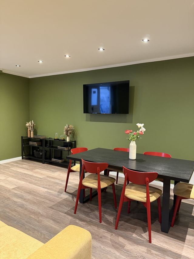 Esstisch mit roten Stühlen in der Luxury Residence, Prenzlauer Berg