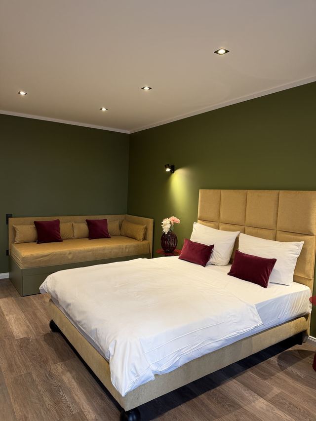Schlafzimmer mit Doppelbett und Schlafsofas in der Luxury Residence