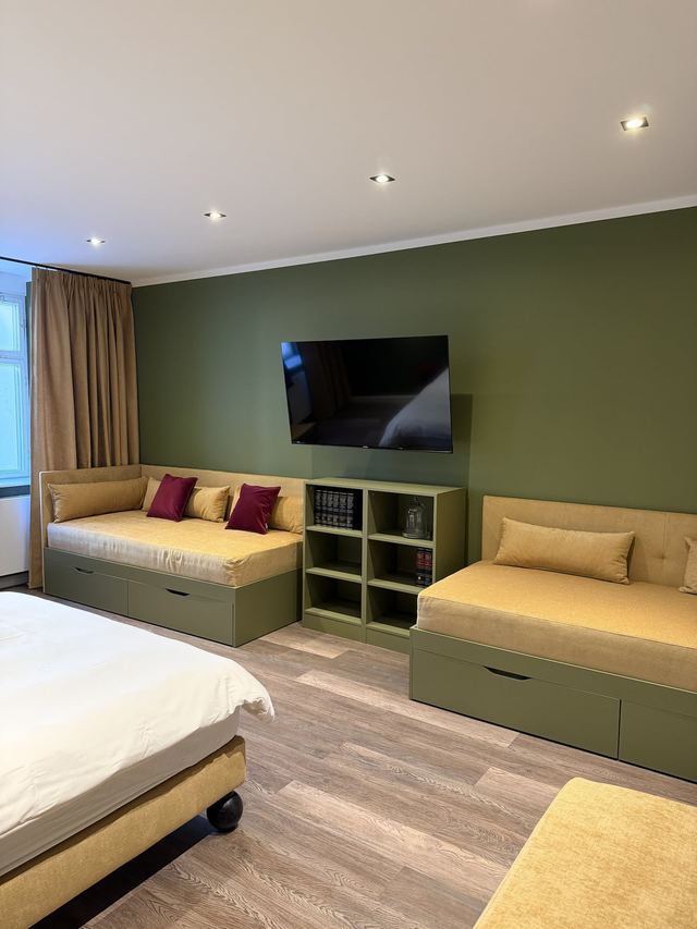 Schlafzimmer mit Doppelbett und Fernseher in der Luxury Residence