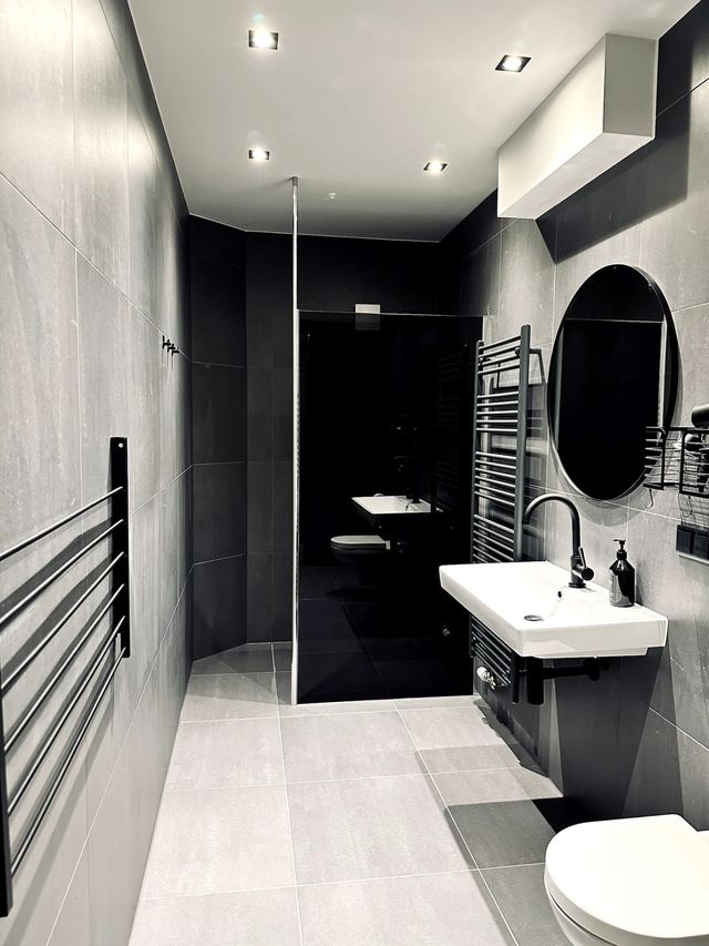 Badezimmer mit Dusche in der Luxury Residence by P&M