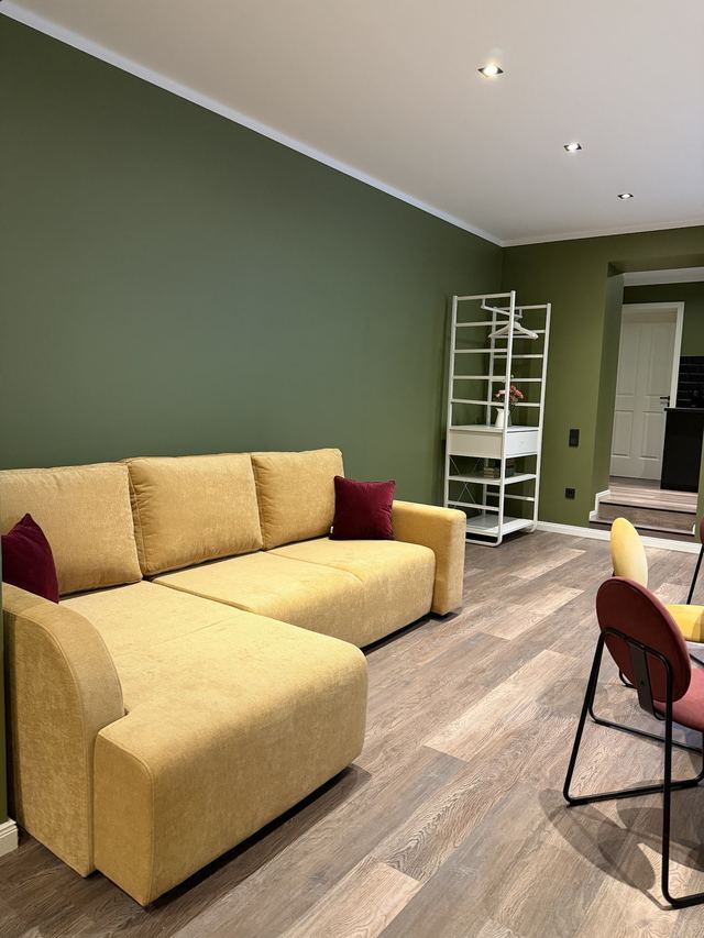 Ecksofa im Wohnbereich der Prestige Suites, Prenzlauer Berg