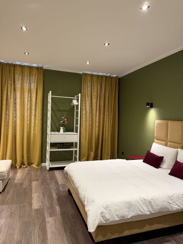 Großes Schlafzimmer mit Doppelbett in den Prestige Suites