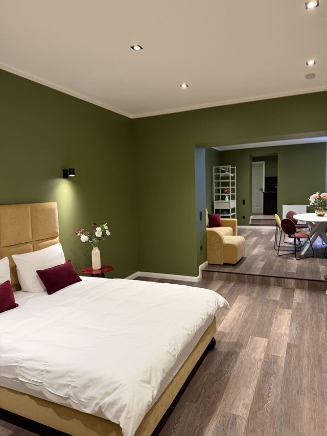 Doppelbett mit Blick in den Wohnbereich der Prestige Suites